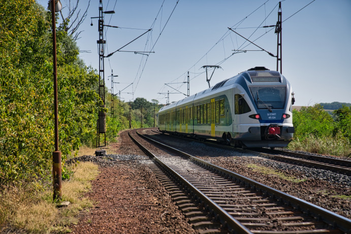 FLIRT motorvonat halad a győri fővonalon