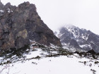 A nyílt terepen balra a Szoliszkó-hegyek sziklái. Fotó: Honvári Terézia