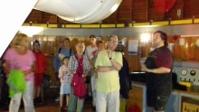 A MÁV VSC turistái a Piszkéstetői Obszervatóriumban. Figyelmesen követjük az előadó mondandóját, szemben egy fényforrás "zavarja az észlelést".