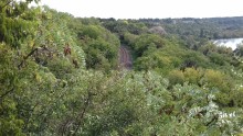 Középen a sinek, jobb szélen a Balaton tükre csillog.