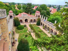 Székesfehérvár; Bory-vár. Kerengő és udvara egy toronyból szemlélve.