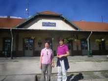 A két grácia Putnok vasútállomáson, a túra végén.