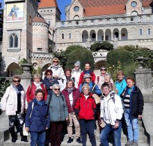 A városlátogatók csapata a Bory vár előtt (MÁV VSC turistái) Fotó: Bogschütz Csilla.