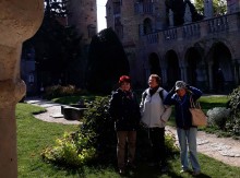 A városlátogatók csapata a Bory vár udvarán (MÁV VSC turistái) Fotó: Bogschütz Csilla.