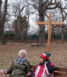 Csillák a padon a Makkosmária Kegytemploma előtt.