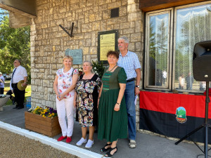 A Trencséni Család és Nagy Ottó, a MÁV VSC turistája a tábla előtt