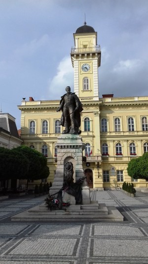 Komárom, Zichy palota, előtte Klapka György szobra. Komárom főtere a történelmi városközpont szívében. A szobrot 1896-ban állítottak fel, majd (miután 1945-ben eltávolították) 1991-ben került vissza a térre.
