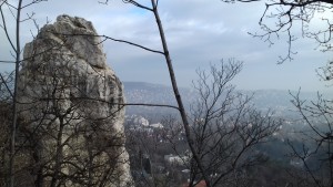 Tündér sziklák, háttérben a város házai. 2020.01.04. Normafa-Budakeszi VSC túra. Fotó: Sándor Tibor