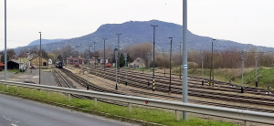 Tapolca vasútállomás, a háttérben a Szent György-hegy. Fotó: Judák Ambrus
