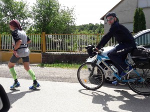 Horváth László (MÁV VSC), UB Rajtszám: 131; ULTRABALATON, 2019. Futás közben. Kerékpáros kísérő és fotós, Mézner Szilárd (Sziszi) UB Rajtszám: 131.