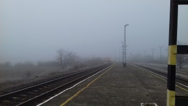 Előbújik a ködből vonatunk. Fotó: Sándor Tibor