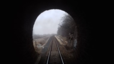 Vonatunk a pályasüllyesztés előtt álló akarattyai alagútban. Fotó: Sándor Tibor