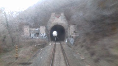 Vonatunk a pályasüllyesztés előtt álló akarattyai alagút kezdőponti bejáratánál. Fotó: Sándor Tibor