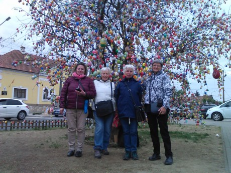 A négyfős lelkes kis csapat a tojásfa alatt (Fotó: Szabó Lászlóné, Erzsébet)