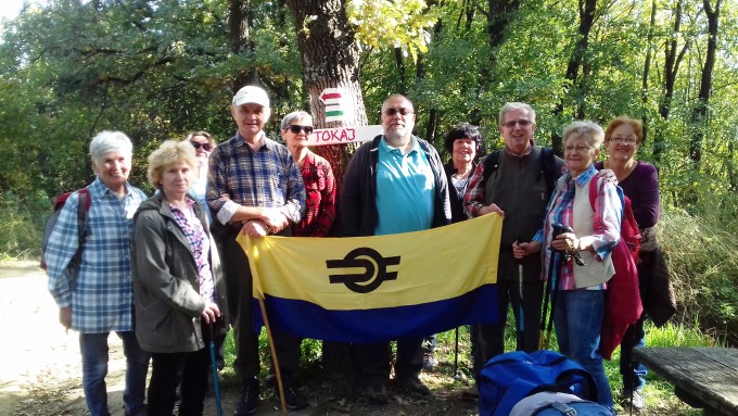 A MÁV VSC túrázói Tokaj hegyén szponzorunk, a MÁV Zrt. zászlójával.