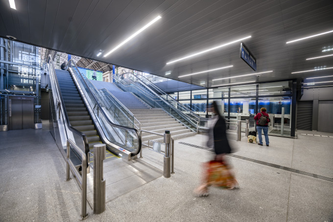 Két új mozgólépcső és két új lift köti össze az aluljárószintet a vágánycsarnokkal.