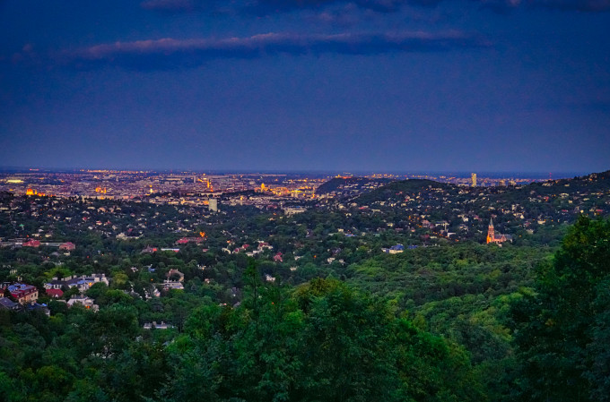 A túra útvonalán lévő kilátókból páratlan panoráma nyílik az esti fővárosra.